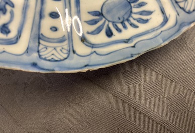 Un plat et deux assiettes en porcelaine de Chine en bleu et blanc de type kraak &agrave; d&eacute;cor de canards, Wanli